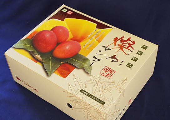 沖縄産　とろけるマンゴー　3種　金煌　金蜜　紅龍　化粧箱 マンゴー 沖縄産マンゴー 約2キロ 良品 カラー写真化粧箱 お中元